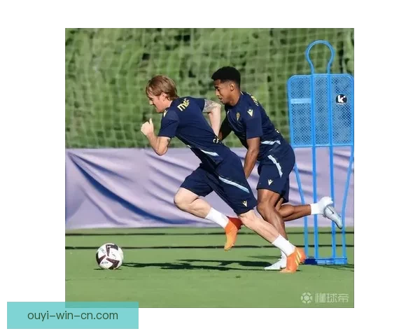 字母弟弟亚历克斯回忆生涯首秀：梦想成真一刻令人难以置信